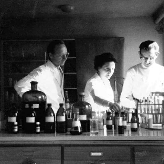 Pharmacist Rudolf Plantener, Elisabeth Sigmund and chemist Dr. Reinhard Schoppmannworking in a lab.