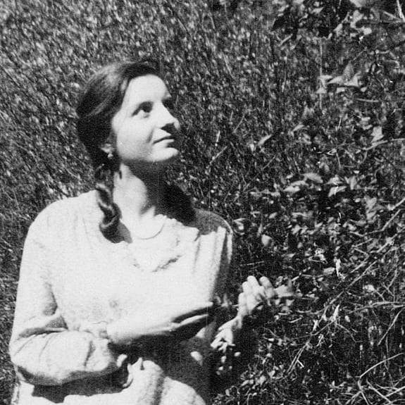 Elizabeth Sigmund pictured outdoors.